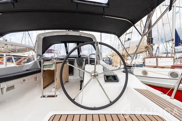 Oceanis 41.1 - Yacht Charter Sailica