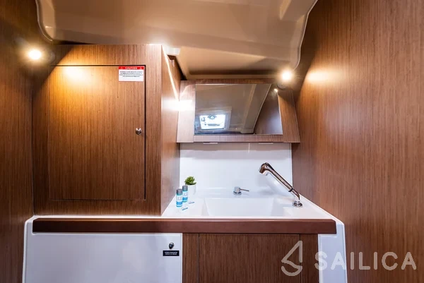 Oceanis 41.1 - Yacht Charter Sailica