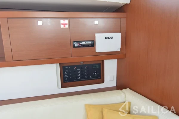 Oceanis 41 - Yacht Charter Sailica