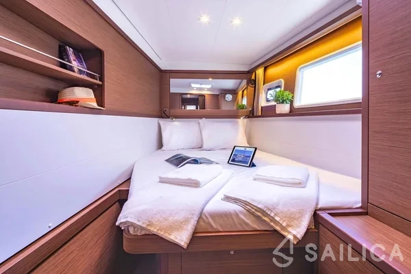Lagoon 450  Flybridge - Yacht Charter Sailica