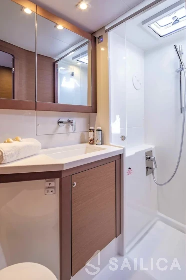 Lagoon 450  Flybridge - Yacht Charter Sailica
