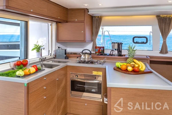 Lagoon 450  Flybridge - Yacht Charter Sailica