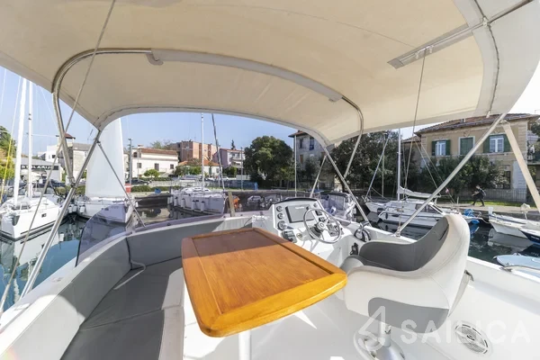 Swift Trawler 34 Fly - Yacht Charter Sailica
