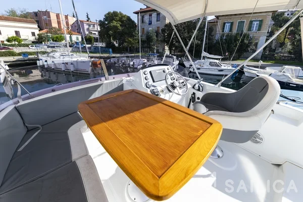 Swift Trawler 34 Fly - Yacht Charter Sailica