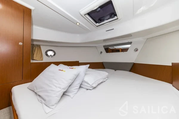 Swift Trawler 34 Fly - Yacht Charter Sailica