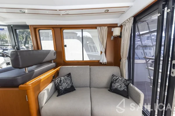 Swift Trawler 34 Fly - Yacht Charter Sailica