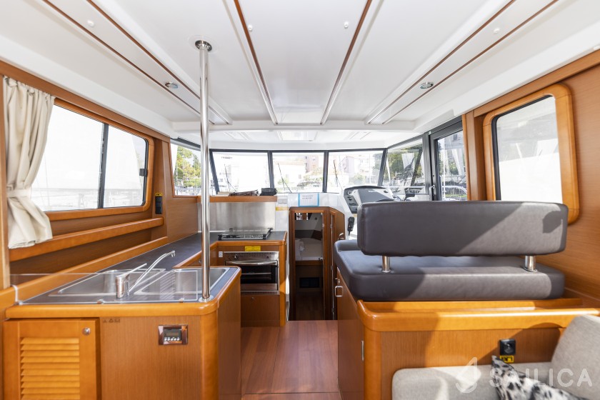 Swift Trawler 34 Fly - Yacht Charter Sailica