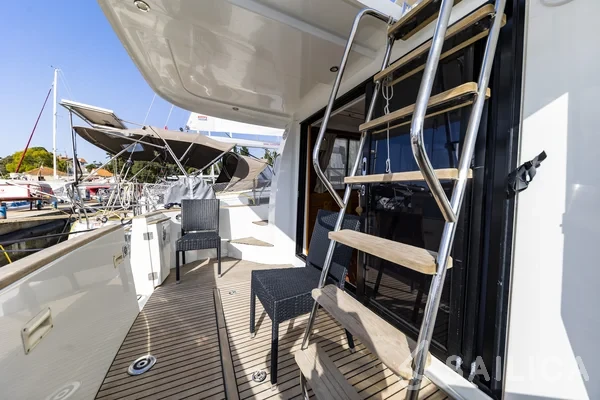 Swift Trawler 34 Fly - Yacht Charter Sailica