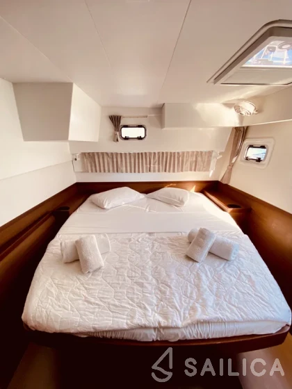 Lagoon 42 - Yacht Charter Sailica