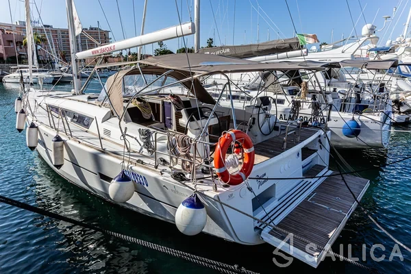 Dufour 520 GL - Yacht Charter Sailica