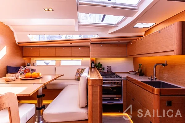 Dufour 520 GL - Yacht Charter Sailica