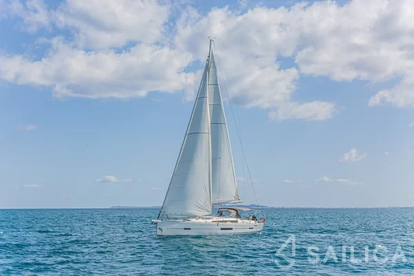 Dufour 520 GL - Yacht Charter Sailica