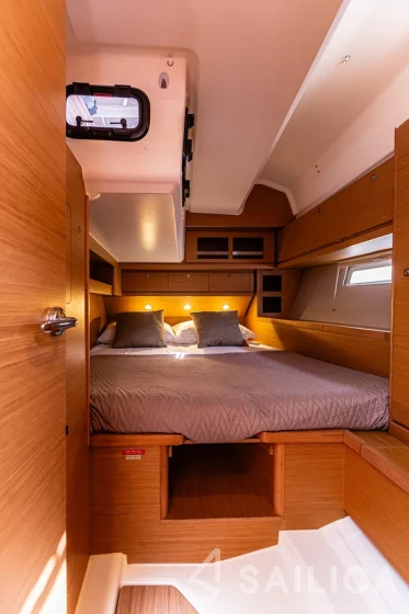 Dufour 520 GL - Yacht Charter Sailica