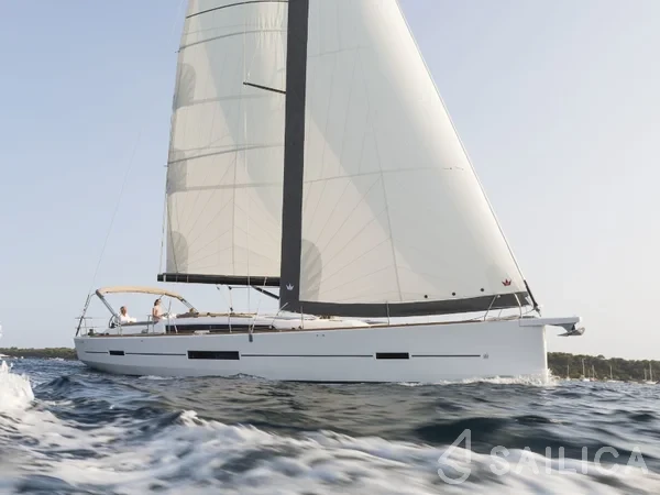 Dufour 520 GL - Yacht Charter Sailica