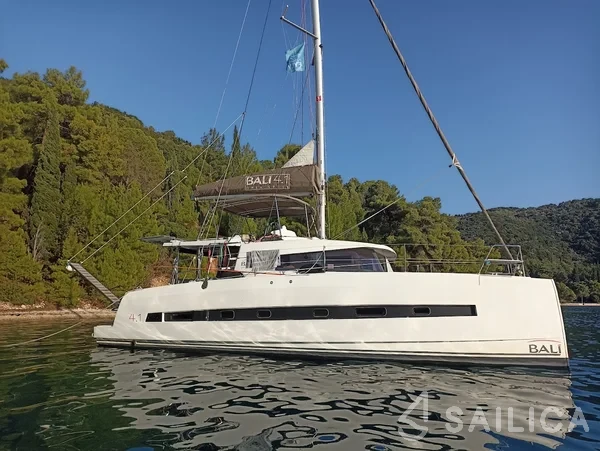 Bali 4.1 - Yacht Charter Sailica