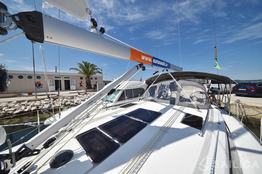 Bavaria 37 Cruiser - Yacht Charter Sailica