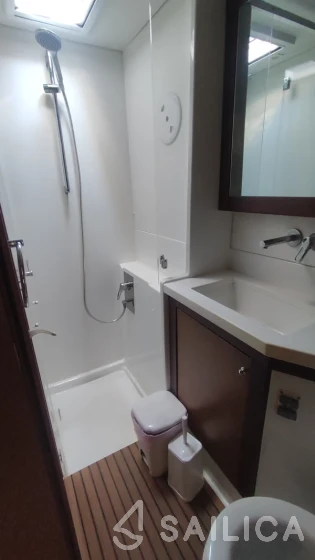 Lagoon 450  Flybridge - Yacht Charter Sailica