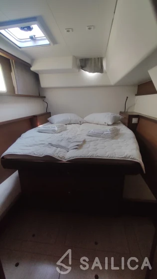 Lagoon 450  Flybridge - Yacht Charter Sailica