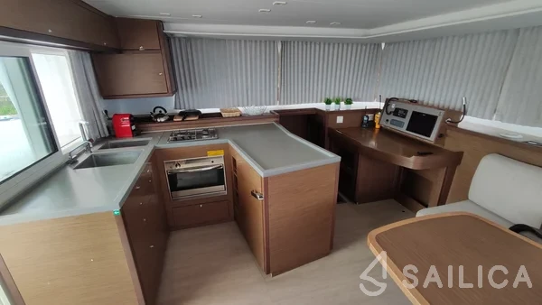 Lagoon 450  Flybridge - Yacht Charter Sailica