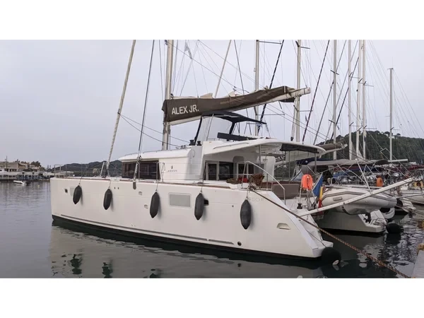 Lagoon 450  Flybridge - Yacht Charter Sailica