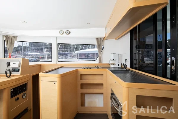 Lagoon 42 - Yacht Charter Sailica