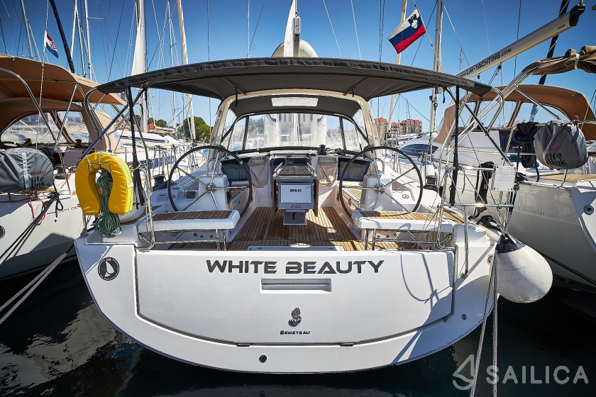 Oceanis 41.1 - Yacht Charter Sailica
