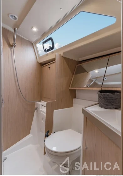 Oceanis 41.1 - Yacht Charter Sailica