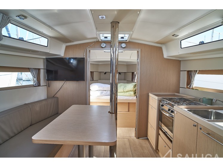 Oceanis 38.1 - Yacht Charter Sailica