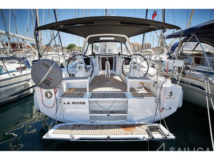 Oceanis 38.1 - Yacht Charter Sailica