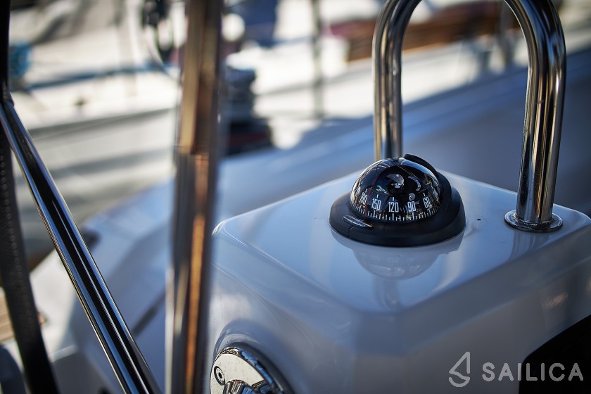 Oceanis 38.1 - Yacht Charter Sailica