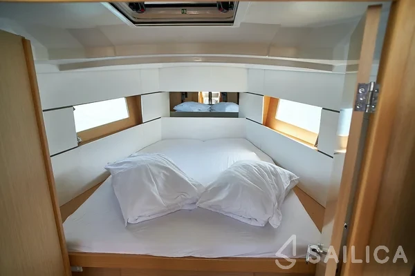 Oceanis 38.1 - Yacht Charter Sailica