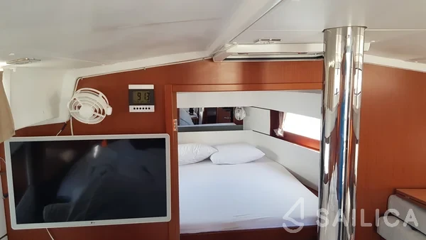 Oceanis 38.1 - Yacht Charter Sailica