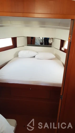 Oceanis 38.1 - Yacht Charter Sailica