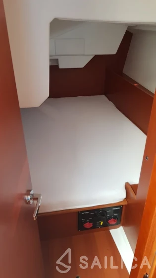 Oceanis 38.1 - Yacht Charter Sailica