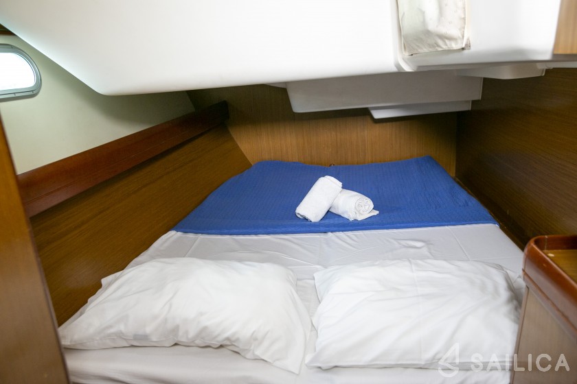 Sun Odyssey 42 i - Yacht Charter Sailica