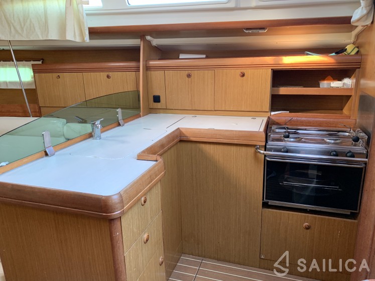 Sun Odyssey 42 i - Yacht Charter Sailica