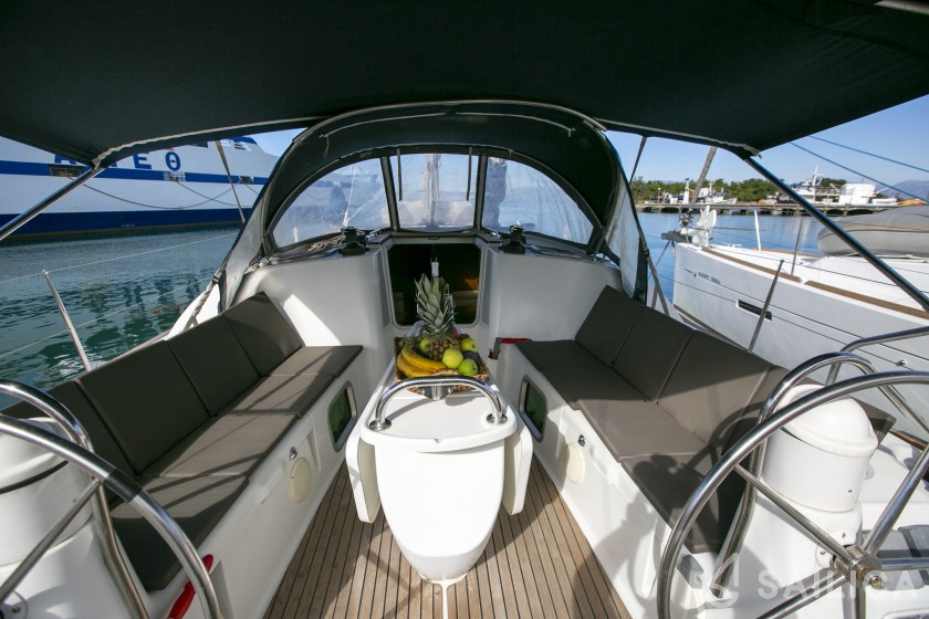 Sun Odyssey 42 i - Yacht Charter Sailica
