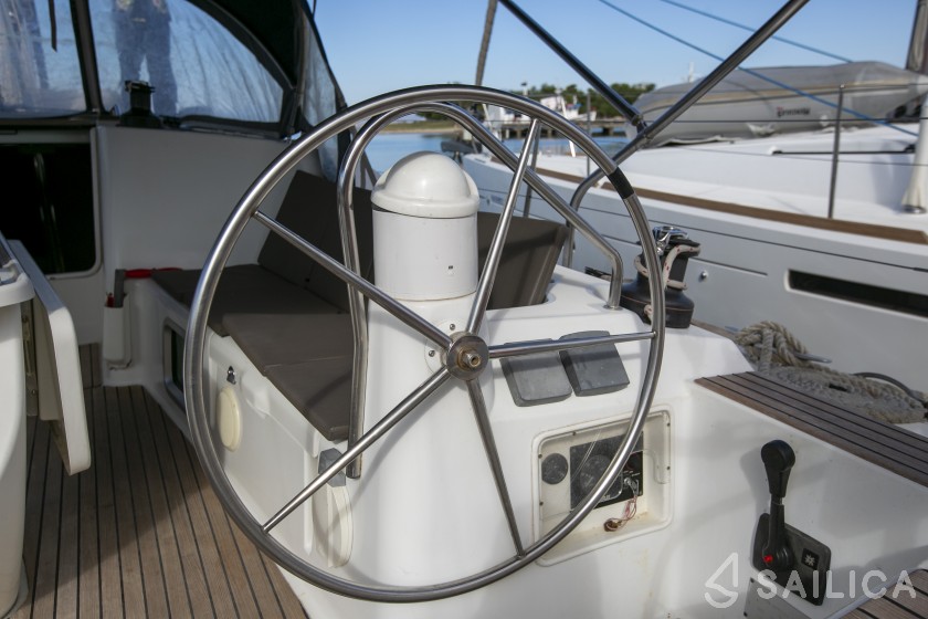 Sun Odyssey 42 i - Yacht Charter Sailica