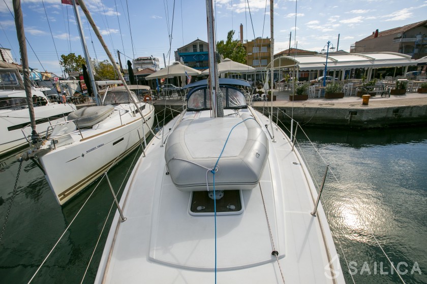 Sun Odyssey 42 i - Yacht Charter Sailica