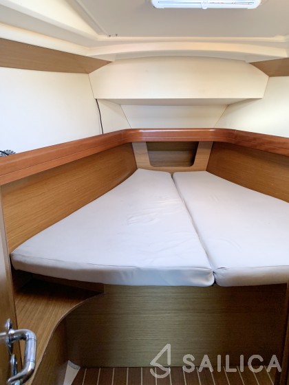 Sun Odyssey 42 i - Yacht Charter Sailica