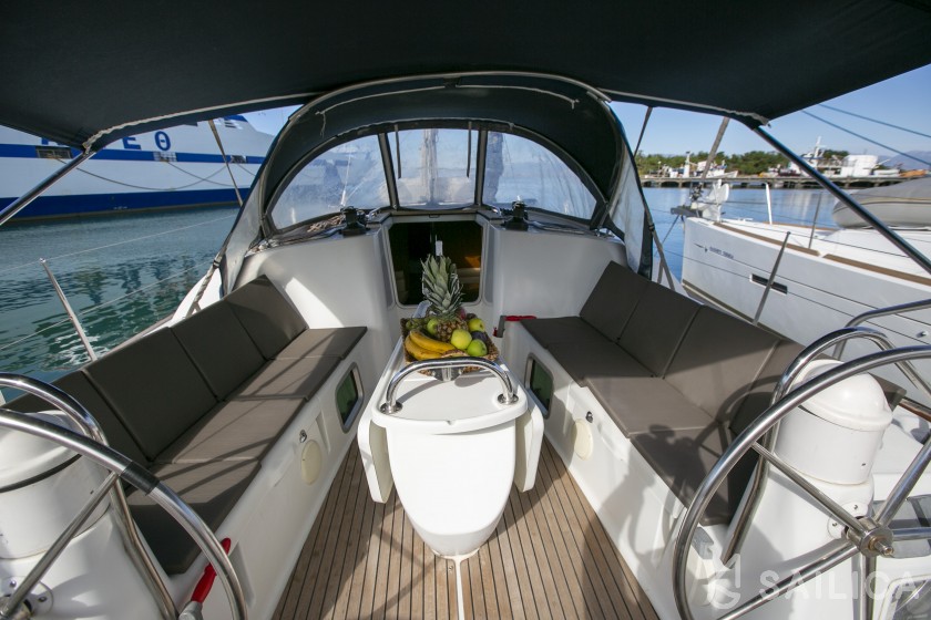 Sun Odyssey 42 i - Yacht Charter Sailica