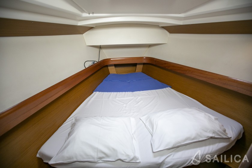 Sun Odyssey 42 i - Yacht Charter Sailica