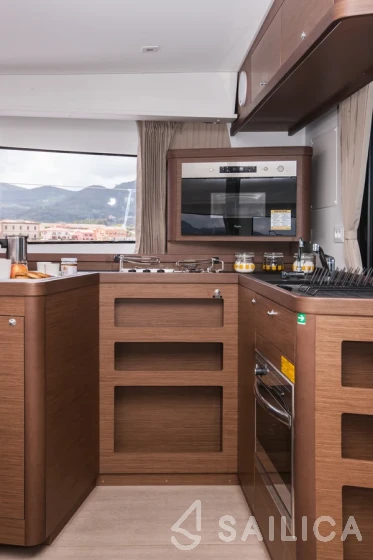 Lagoon 42 - Yacht Charter Sailica
