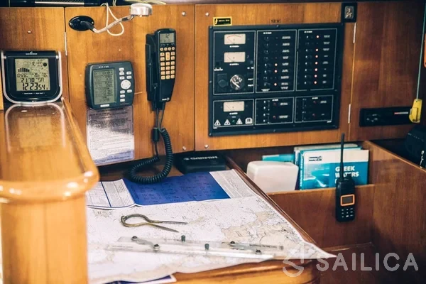 Oceanis 411 Clipper - Yacht Charter Sailica