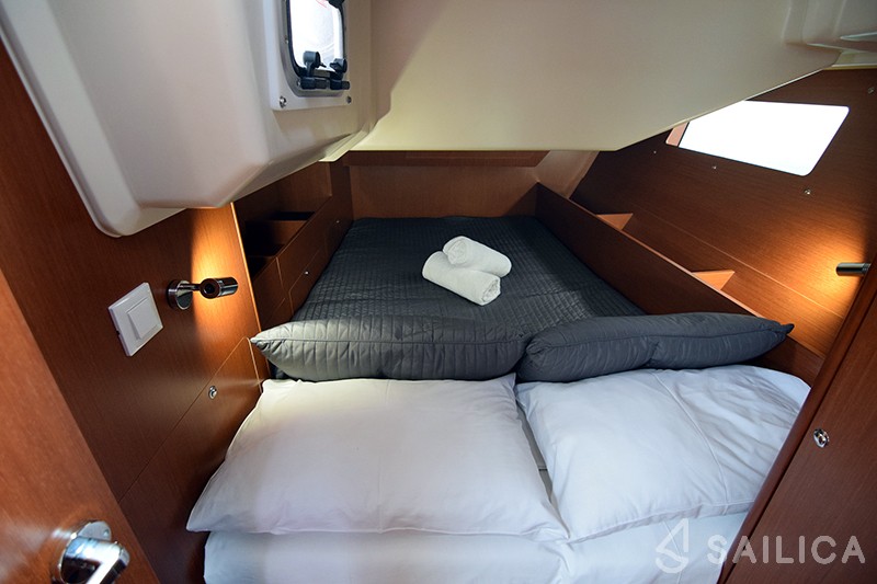 Oceanis 41.1 - Yacht Charter Sailica