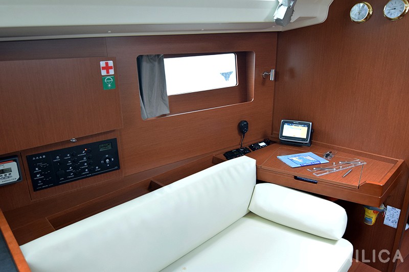 Oceanis 41.1 - Yacht Charter Sailica