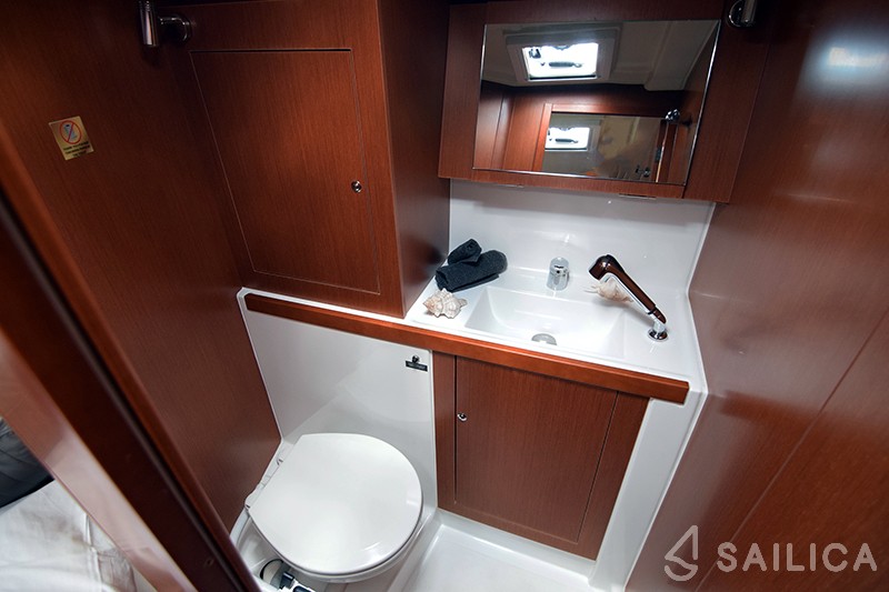 Oceanis 41.1 - Yacht Charter Sailica