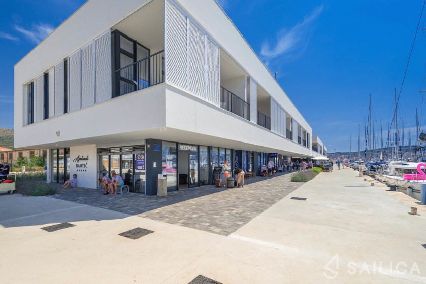 Lucia 40 - Yacht Charter Sailica