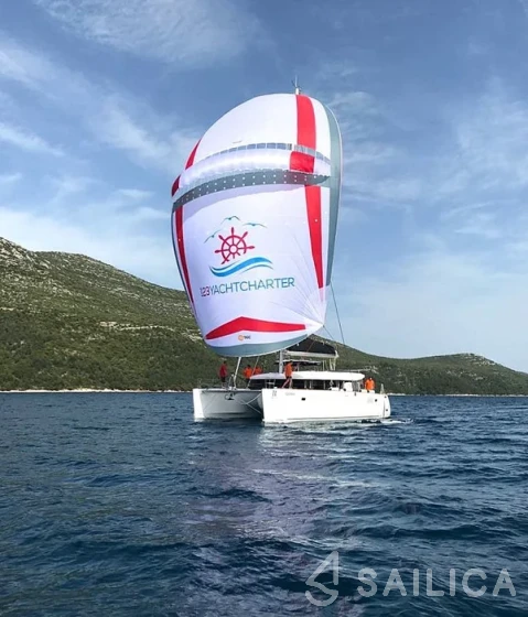 Lagoon 450 S - 4 + 2 cab. - Yacht Charter Sailica