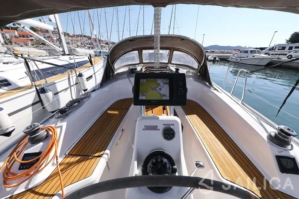 Bavaria 33 Cruiser - Yacht Charter Sailica